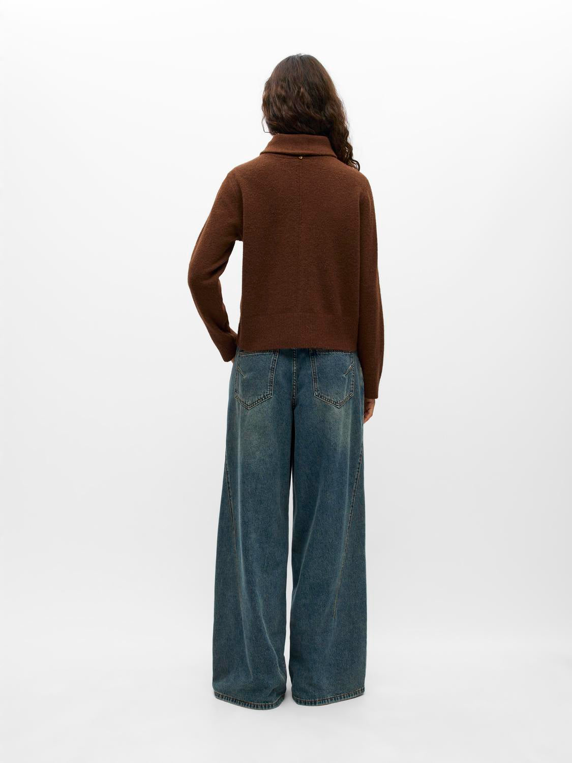 model_shot-back